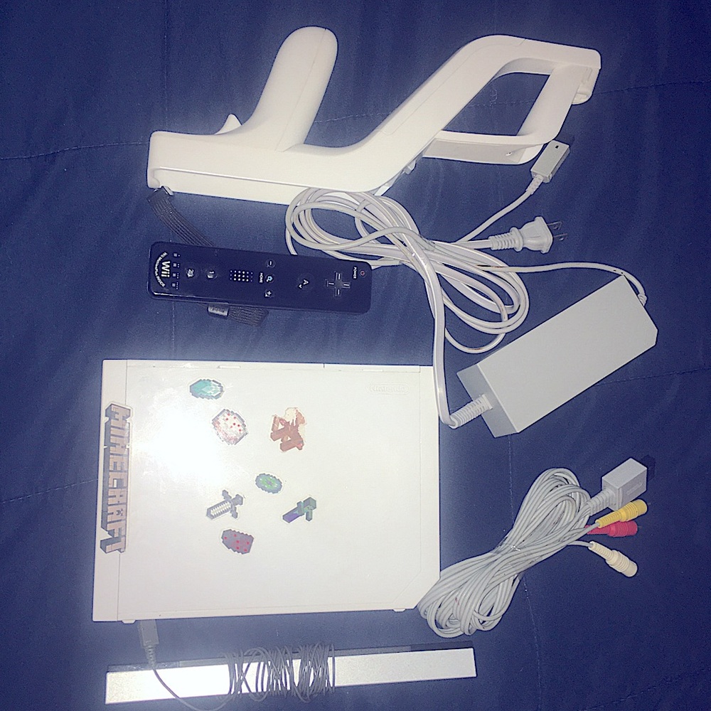 ➡️🎮NINTENDO WII CONSOLE‼️ and all the accessories to start playing.